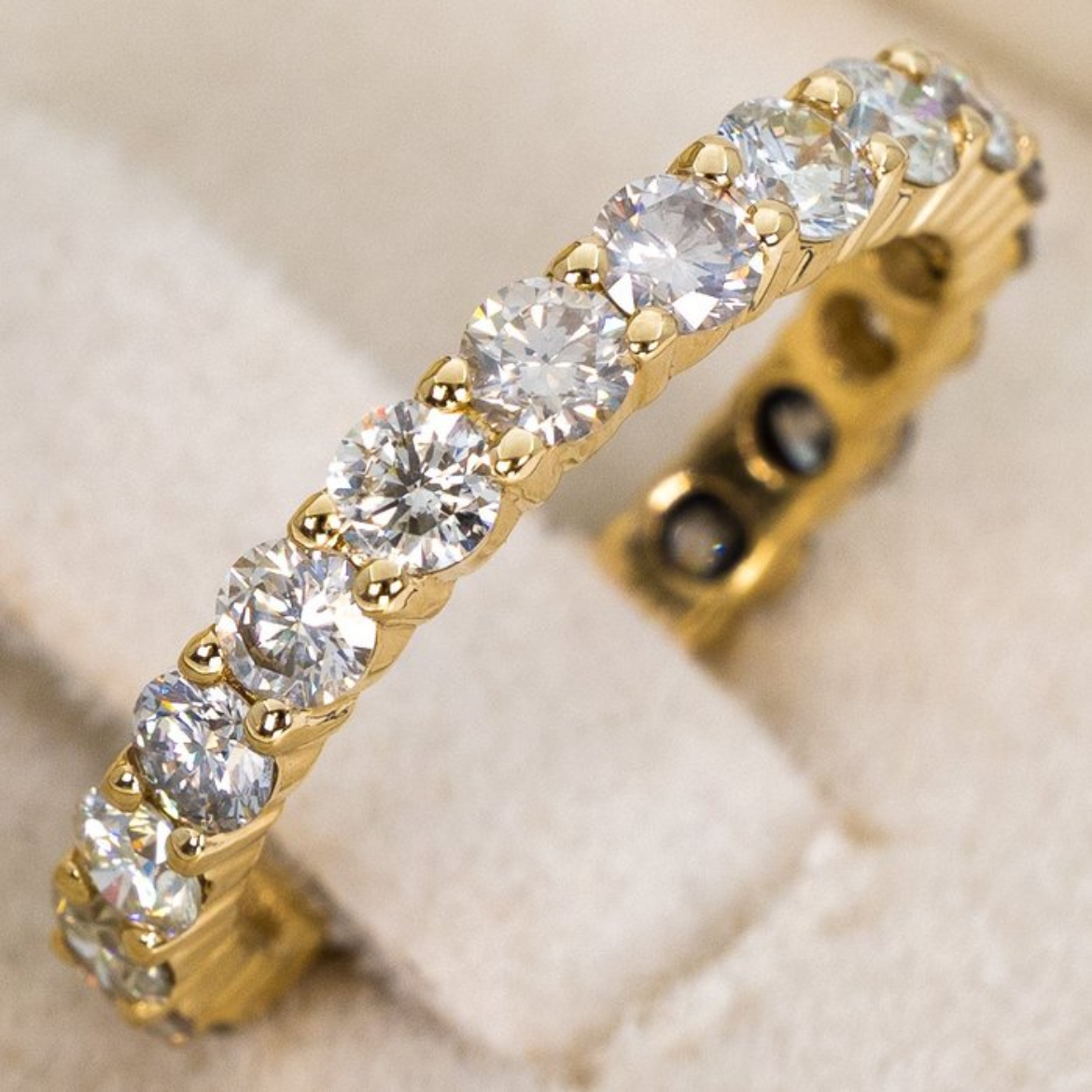 14kt Gelbgoldring mit natürlichen Diamanten und Zertifikat